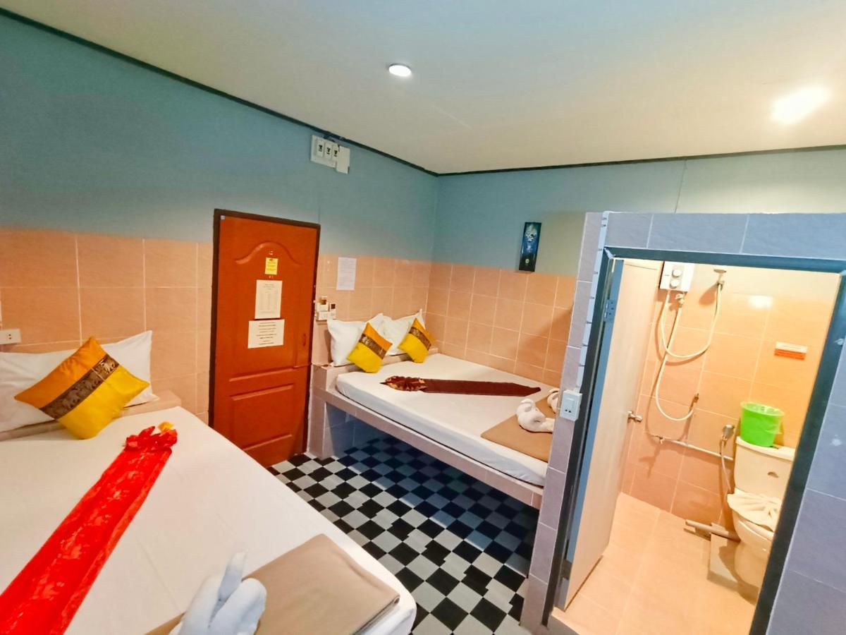 Out! A Radically Inclusive Beach Hostel By Wild & Wandering Haad Rin Room photo