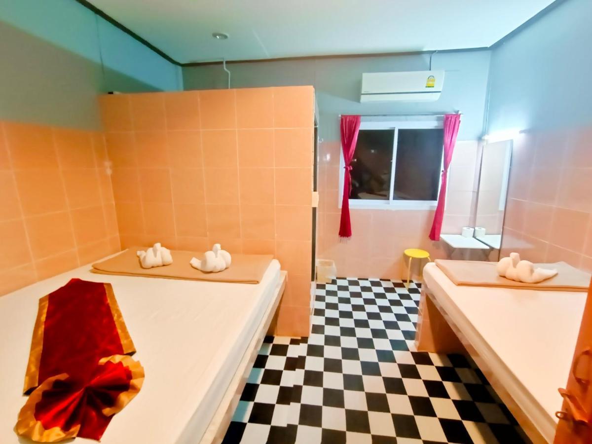 Out! A Radically Inclusive Beach Hostel By Wild & Wandering Haad Rin Room photo